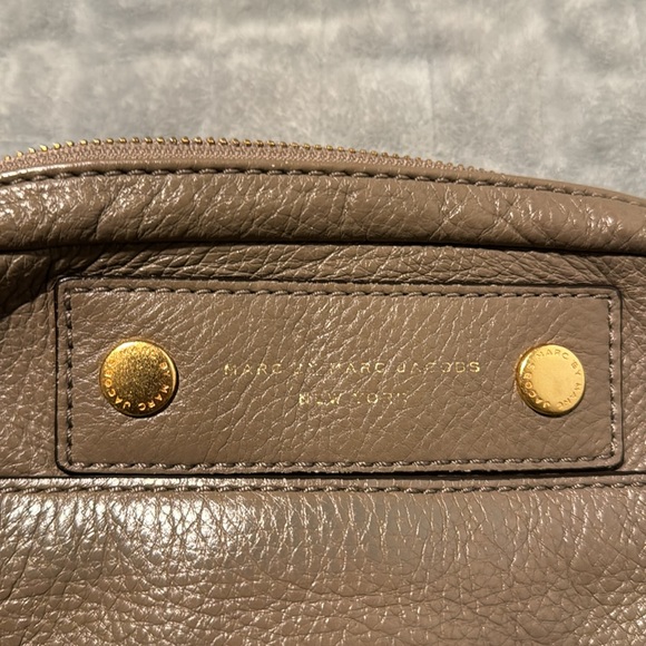 Marc by Marc Jacobs Brown Leather Purse, Adjustable Shoulder Strap, Black Inside - Picture 4 of 10